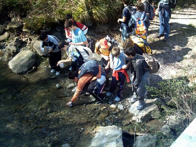 alunni in riva al torrente